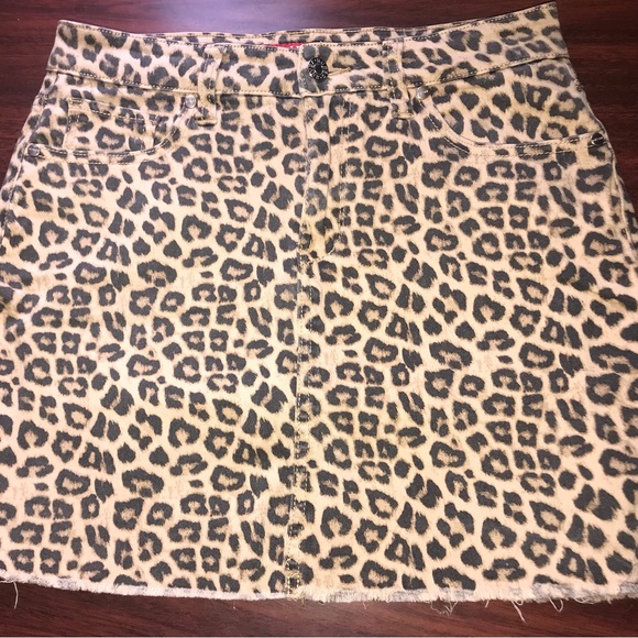 🖤🤎Guess Cheetah Mini Jean Skirt🤎🖤 - Picture 3 of 6